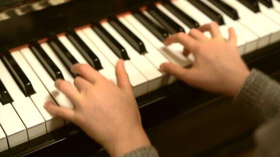 孩子学弹钢琴