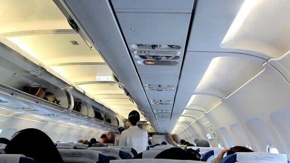 拥挤的飞机内部