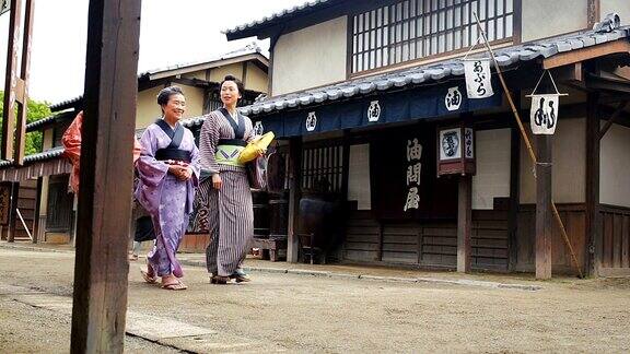 江户时代日本村落里穿着传统服饰的人们