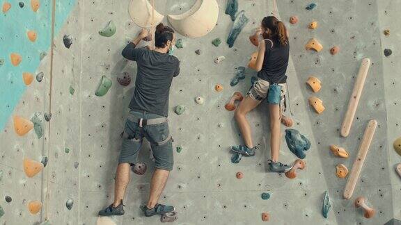 父亲和女儿在攀岩馆成功攀爬后击掌慢动作
