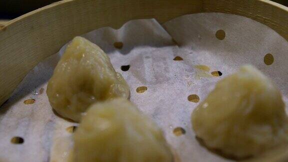 餐馆里用筷子吃饺子的慢动作中国食品