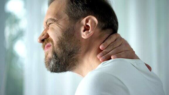 白人男性按摩颈部感觉不适脊椎问题身体护理