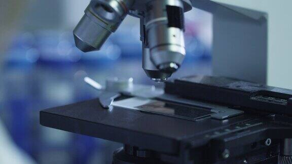 科学家在实验室里架设显微镜的特写镜头