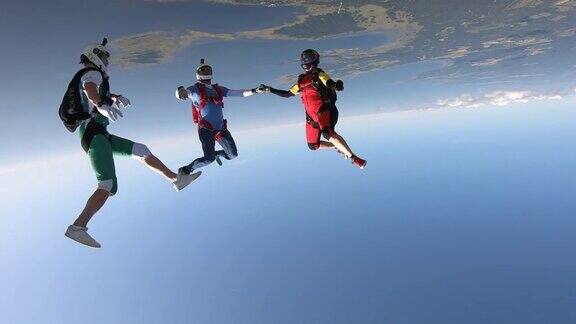 空中跳水者在自由落体表演杂技