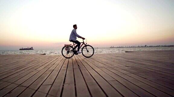 海边骑自行车的人