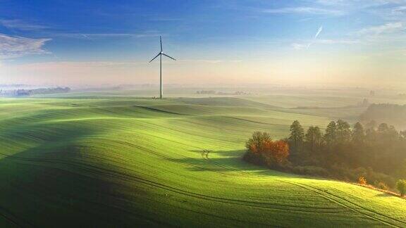 鸟瞰图令人惊叹的雾风力涡轮机在绿色领域