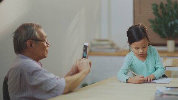 爷爷在家里录他孙女做作业时的声音