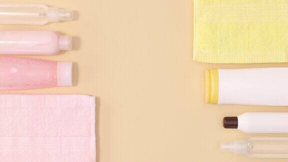健康水疗美容产品与毛巾出现在米色背景与复印空间的左侧和右侧停止运动平铺