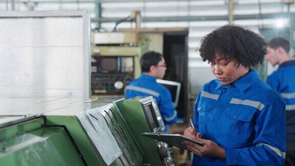 女性非裔美籍机械工程师操作数控铣床的安装过程女性技术员工作在生产金属产品的进度线