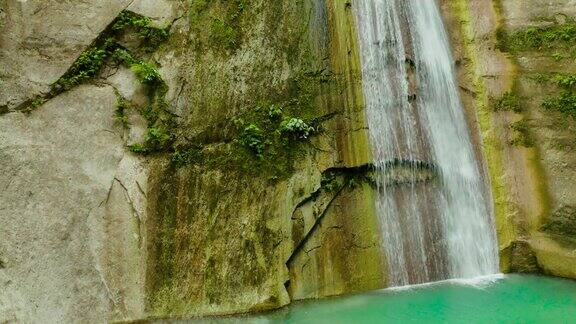 从上面俯瞰雨林中的瀑布热带雨林中的道瀑布菲律宾宿务岛