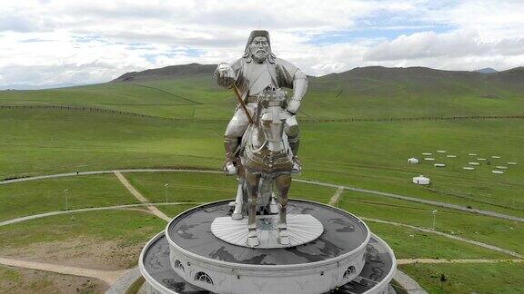 从空中拍摄的蒙古乌兰巴托大侠成吉思汗骑马雕像