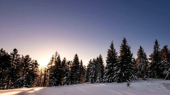 极光的时间在冬季的山上流逝