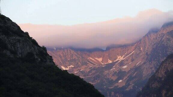 法国阿列日比利牛斯山脉上空云层的时间流逝