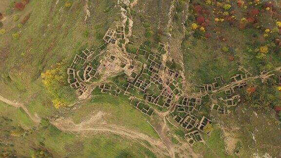 被遗弃在山里的甘苏特尔村坚不可摧的山顶城堡鬼城旧定居点的废墟达吉斯坦山区一个被遗弃的古老村庄的4k鸟瞰图
