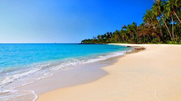 热带海滩上碧蓝的海水和蓝天
