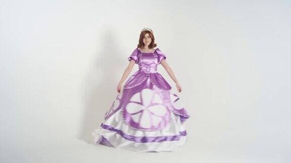 一个年轻可爱的女孩的肖像在一个美丽的公主服装孤立在白色的背景她色彩鲜艳棕色的头发紫色的衣服头上戴着一顶皇冠动画师的服装
