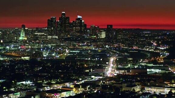 黄昏时洛杉矶市区的下降空中