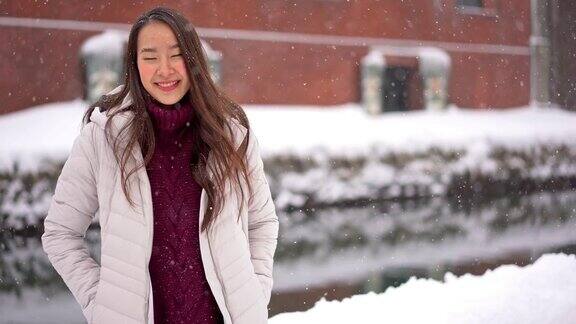 美丽的亚洲女人旅行微笑快乐在雪天冬季日本北海道