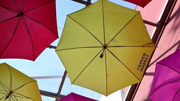 卡姆登市场天花板上的一些色彩鲜艳的雨伞在慢慢旋转