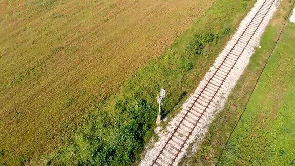 铁路和两边的田地