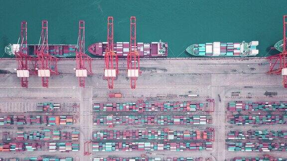 俯视图繁忙的工业港口与集装箱船