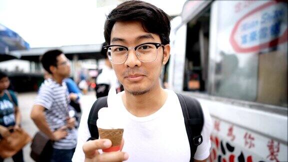 亚洲人在香港的街头小吃车上买冰淇淋吃