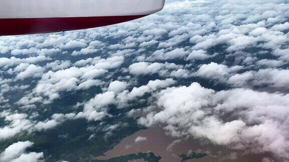 飞机飞过云景