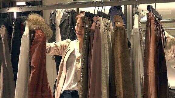 日本女士在奢侈品时装店挑选衣服