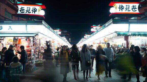 时光流逝:日本东京浅草寺周围的市场里挤满了人