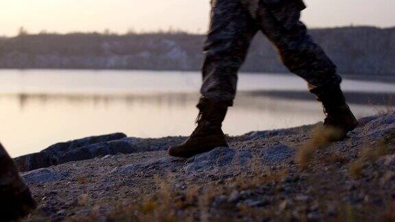 士兵们在湖边散步