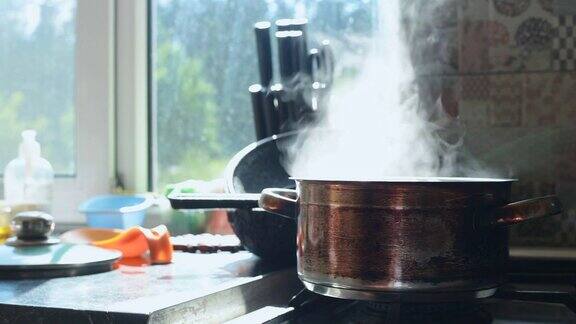 汤在平底锅里沸腾着平底锅在煤气炉上