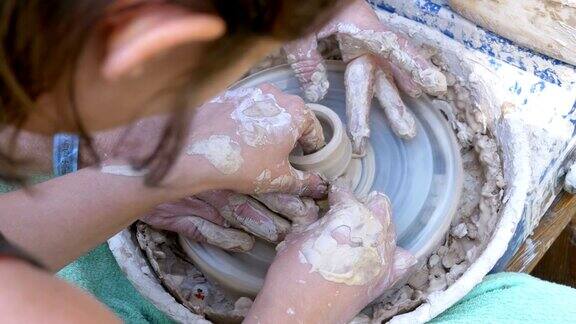 陶工的双手在陶工轮上用粘土工作