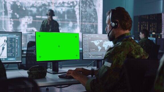 在管理国家安全、技术和陆军通信的网络行动、控制和监控中央办公室从事绿屏计算机工作的军事监视军官