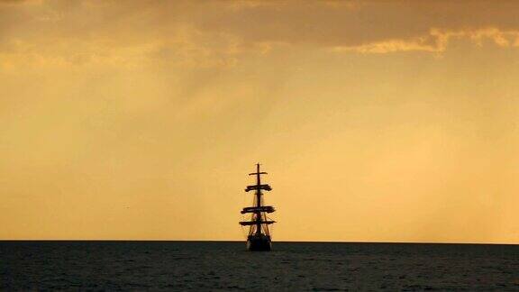 日落时古代帆船的剪影