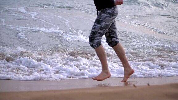 在海滩上跑步的男人