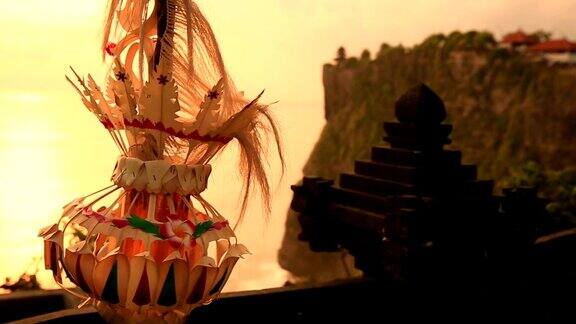 印度尼西亚巴厘岛日落时普拉乌鲁瓦图寺庙的传统Penjor装饰