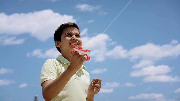 阳光明媚的日子放风筝的快乐男孩慢镜头