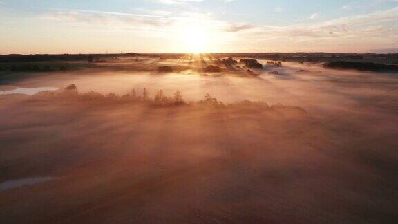 令人惊叹的无人机风景捕捉日出与地平线覆盖在雾