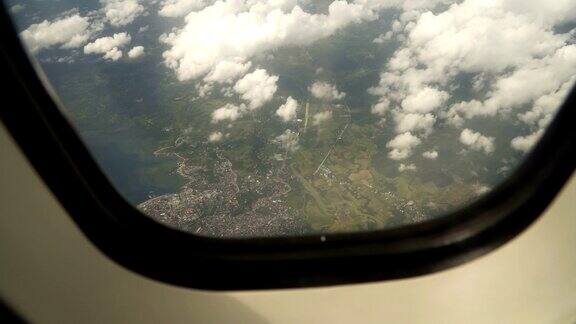 从飞机窗口眺望大海