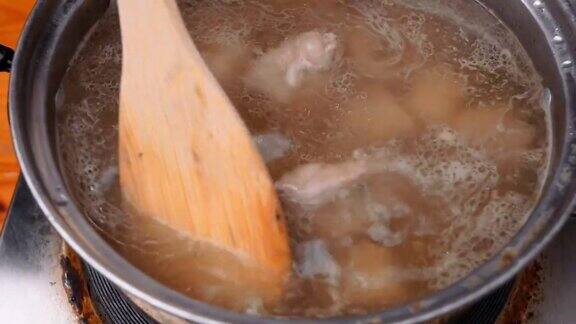 在厨房的电炉上用锅煮猪排汤烹饪概念