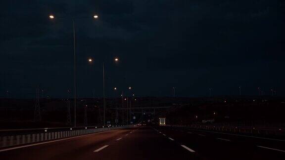 晚上在公路上开着灯