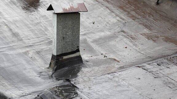 夏雨从窗户看到屋顶上的雨滴