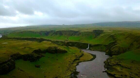 冰岛南部夏季河流的鸟瞰图