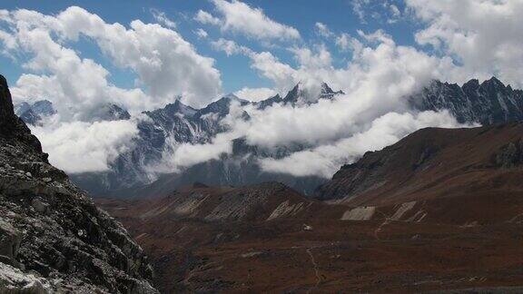 风景优美的喜马拉雅山在莲若拉山口珠峰大本营徒步尼泊尔