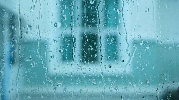雨点落在窗玻璃上背景是建筑物