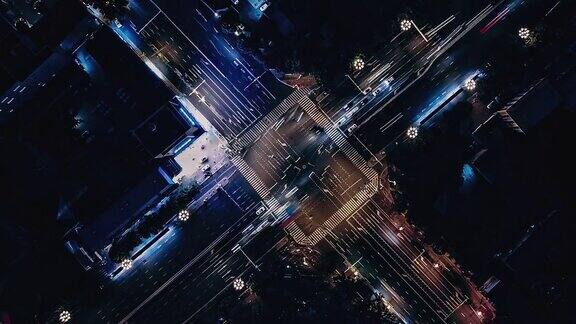 PAN无人机夜间城市街道十字路口的视角