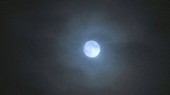 月亮穿过云层升起时间流逝