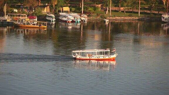 埃及阿斯旺附近尼罗河上的游船