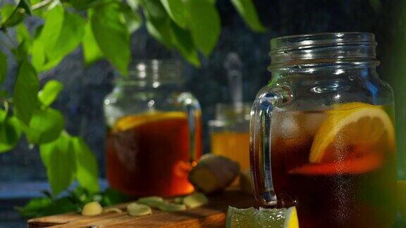 冰茶加柠檬蜂蜜和姜