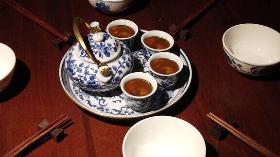 茶桌上放着中国传统的茶道
